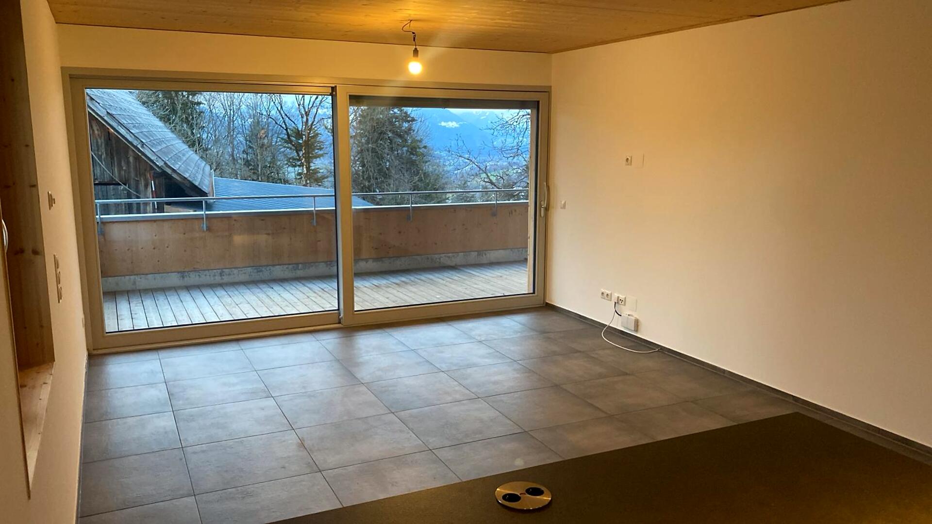 Heller Wohnraum mit Bergblick in Amerlügen